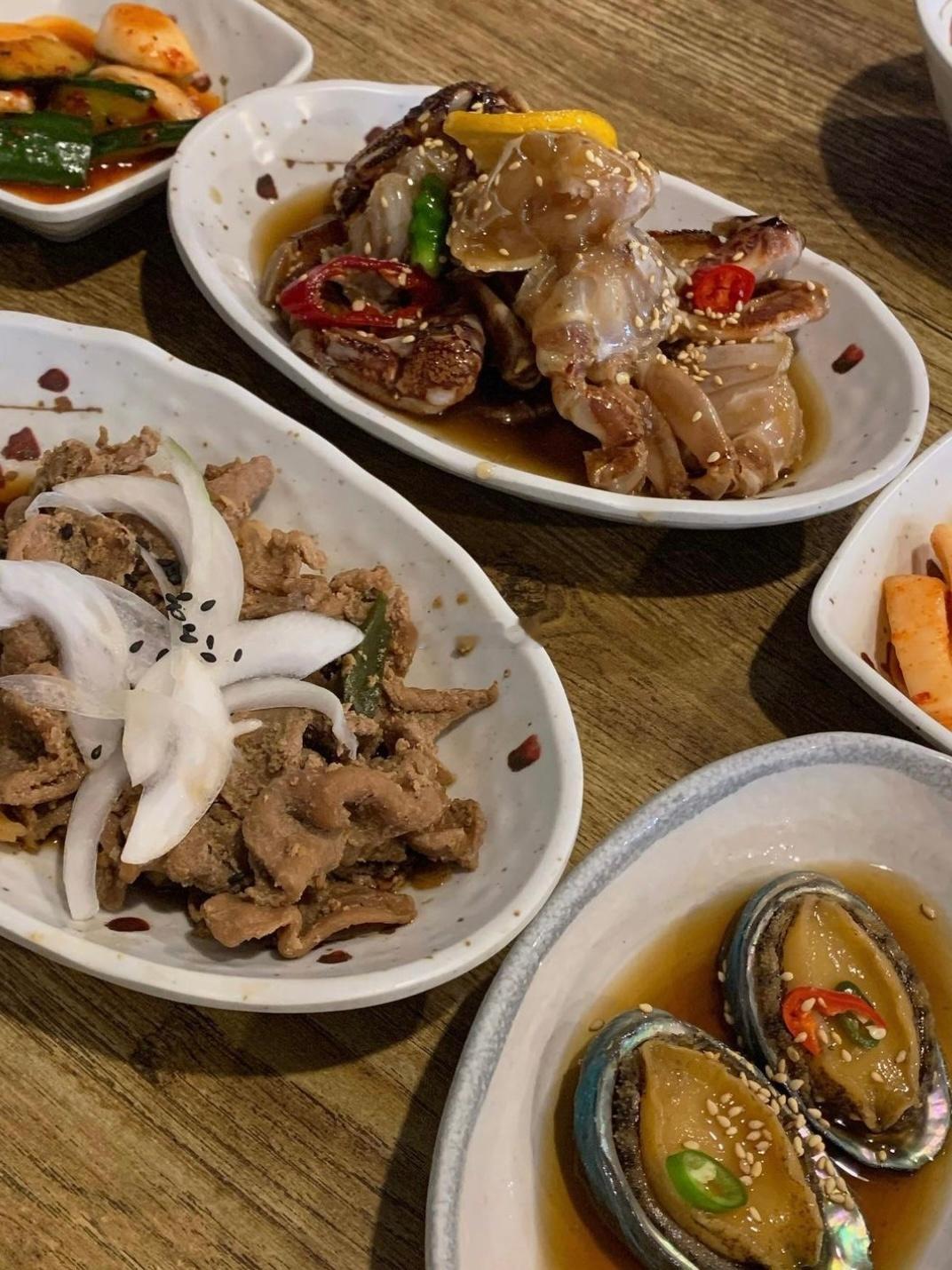 plog和朋友一起开启了超快乐的干饭之旅！户外吃烤肉🍖肉在烤盘上滋滋响，包上