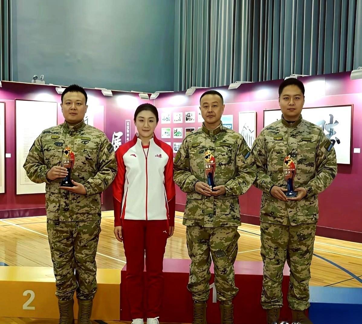 陈梦这张照片，简直了。一身红白运动服，往三个兵哥哥中间一站。左右两边，是笔挺