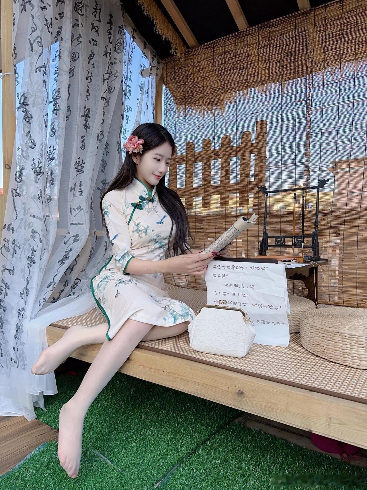 在竹林间阅读，感受传统文化的魅力分享甜美小姐姐随手拍随手拍张图，分享美好瞬间