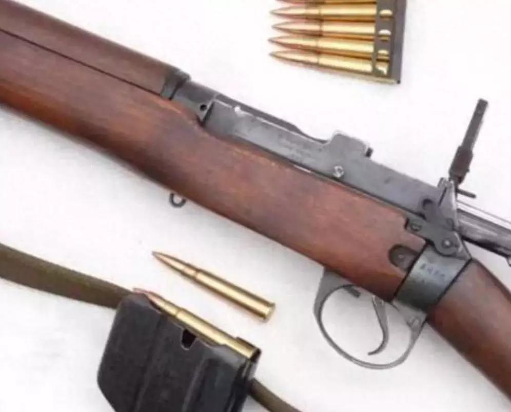 捷克步枪配5发弹夹，这设定有点意思。在战场上，火力持续性可太重要了。5发弹夹意味