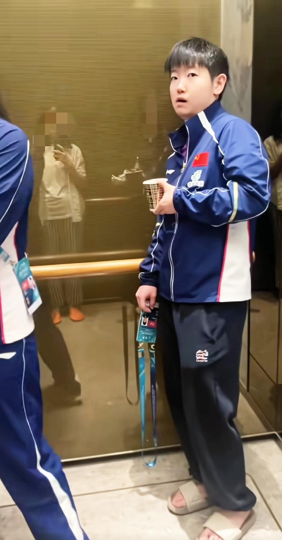 莎莎就这么看着你，你心里发毛不？就这么水灵灵的遇到穿拖鞋的莎莎，不止球迷激