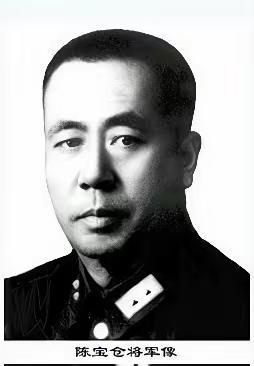 1950年，陈宝仓牺牲后，尸体开始腐烂。俩年轻人冒死把他火化。可骨灰出不了台湾！