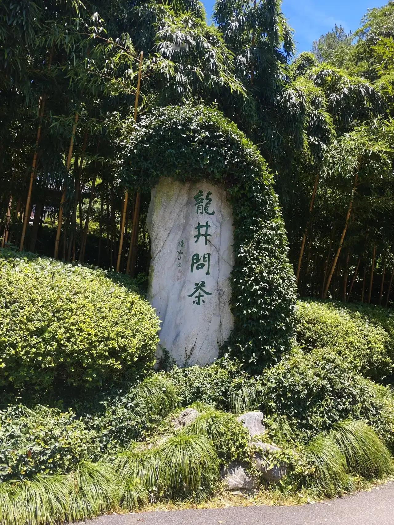 杭州西湖人人皆知，风景如画的九溪十八涧也是闻名遐迩！九溪深处就是九溪十八涧，有着
