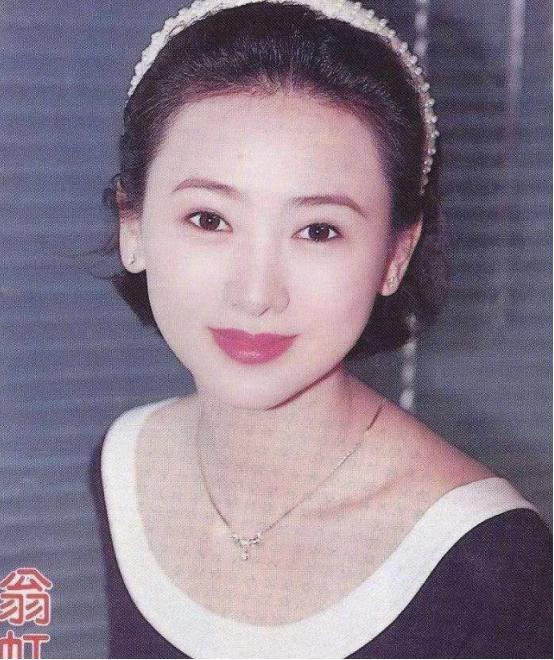 [啤酒]2005年，翁虹发现丈夫出轨，独自飞美国质问，婆婆开门一看是她，直接把她
