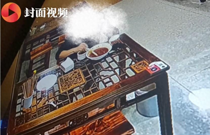 就该曝光！江苏苏州，一位面馆老板在收拾餐桌时，发现客户吃完的面都是辣椒酱很不正常