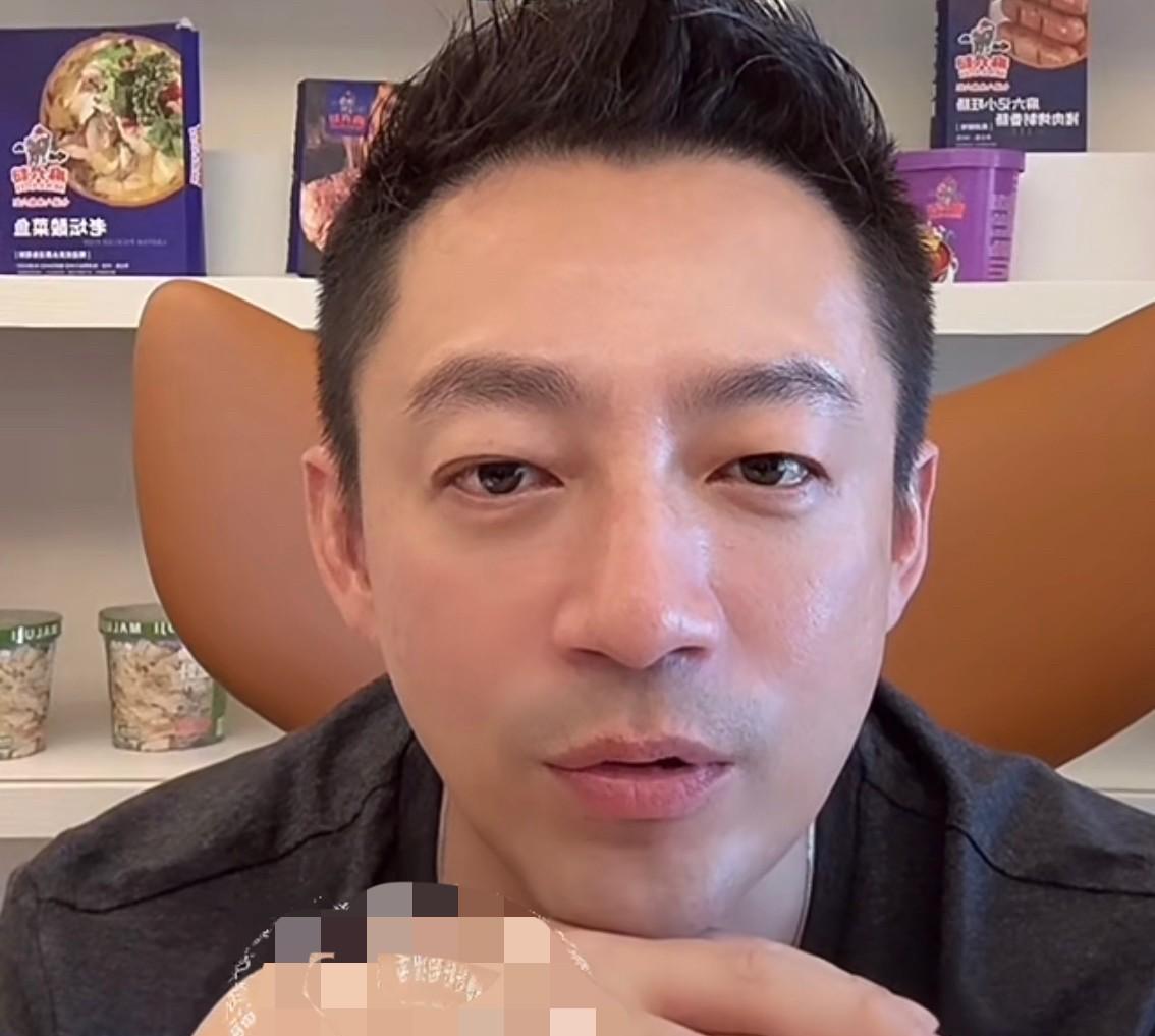 在汪小菲直播的时候有网友问他：馆长已经返回湾湾了，还会跟他约饭吗？汪小菲看了