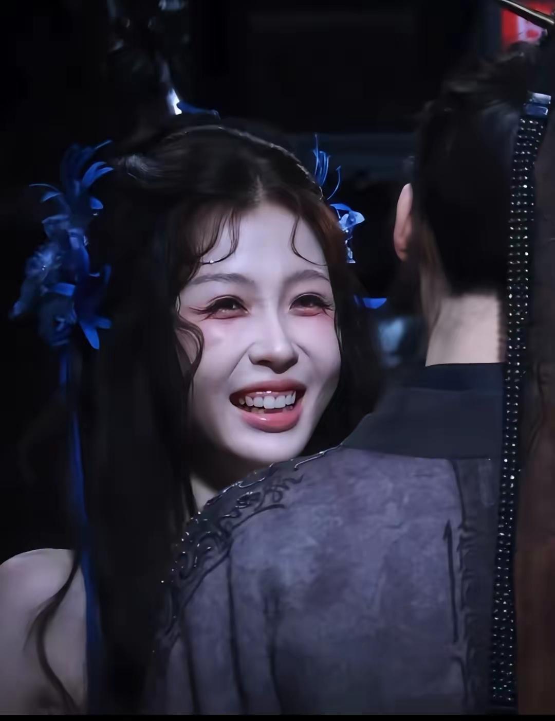 没有美颜滤镜她好恐怖啊。