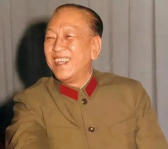 1950年，中国驻瑞典大使耿飚遭到瑞典军官的轻视：“你带过多少兵？”谁知耿飚轻飘