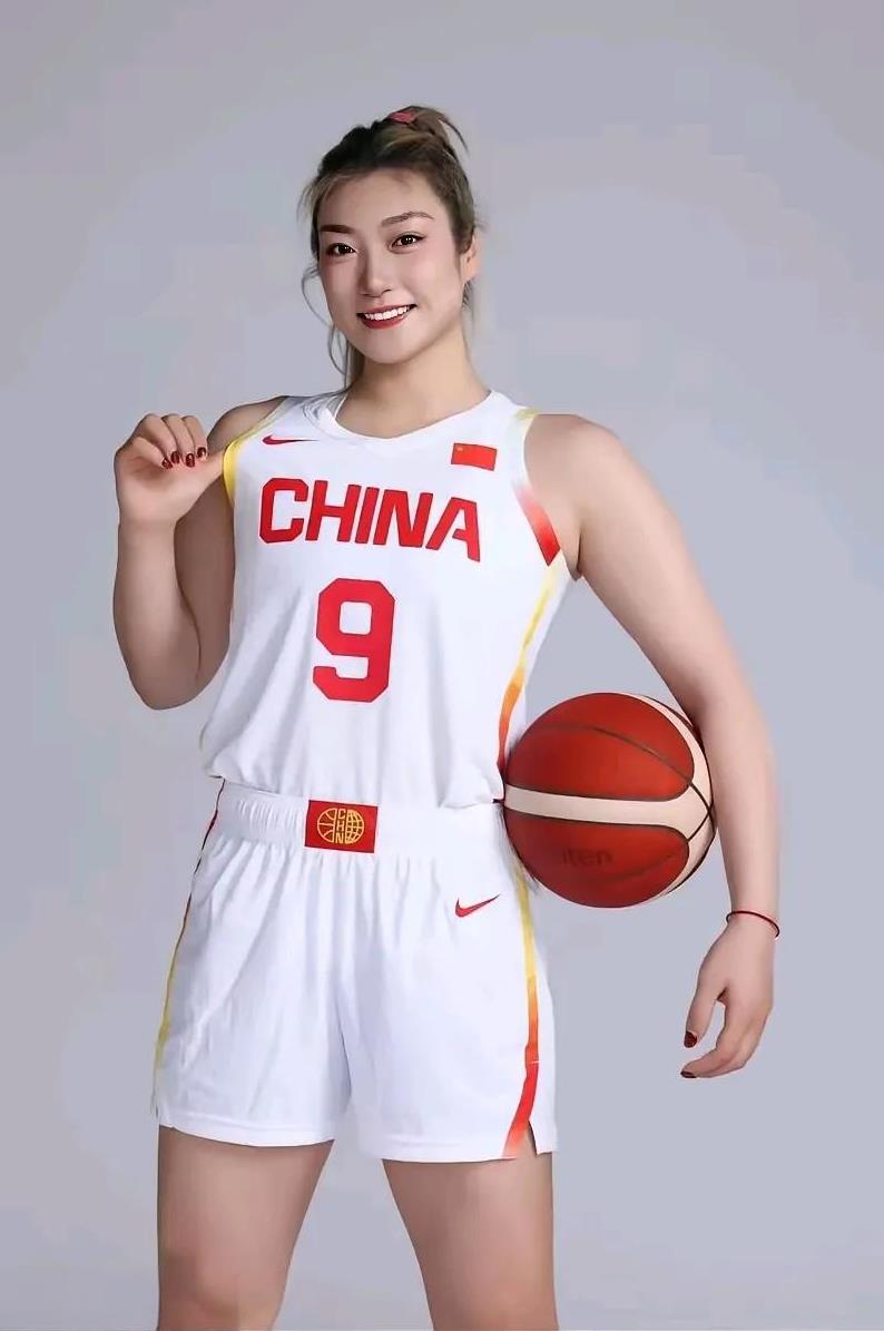 中国女篮是一个团结拼搏的集体，每位队员都在各自位置上发挥着重要作用。李梦作为国家