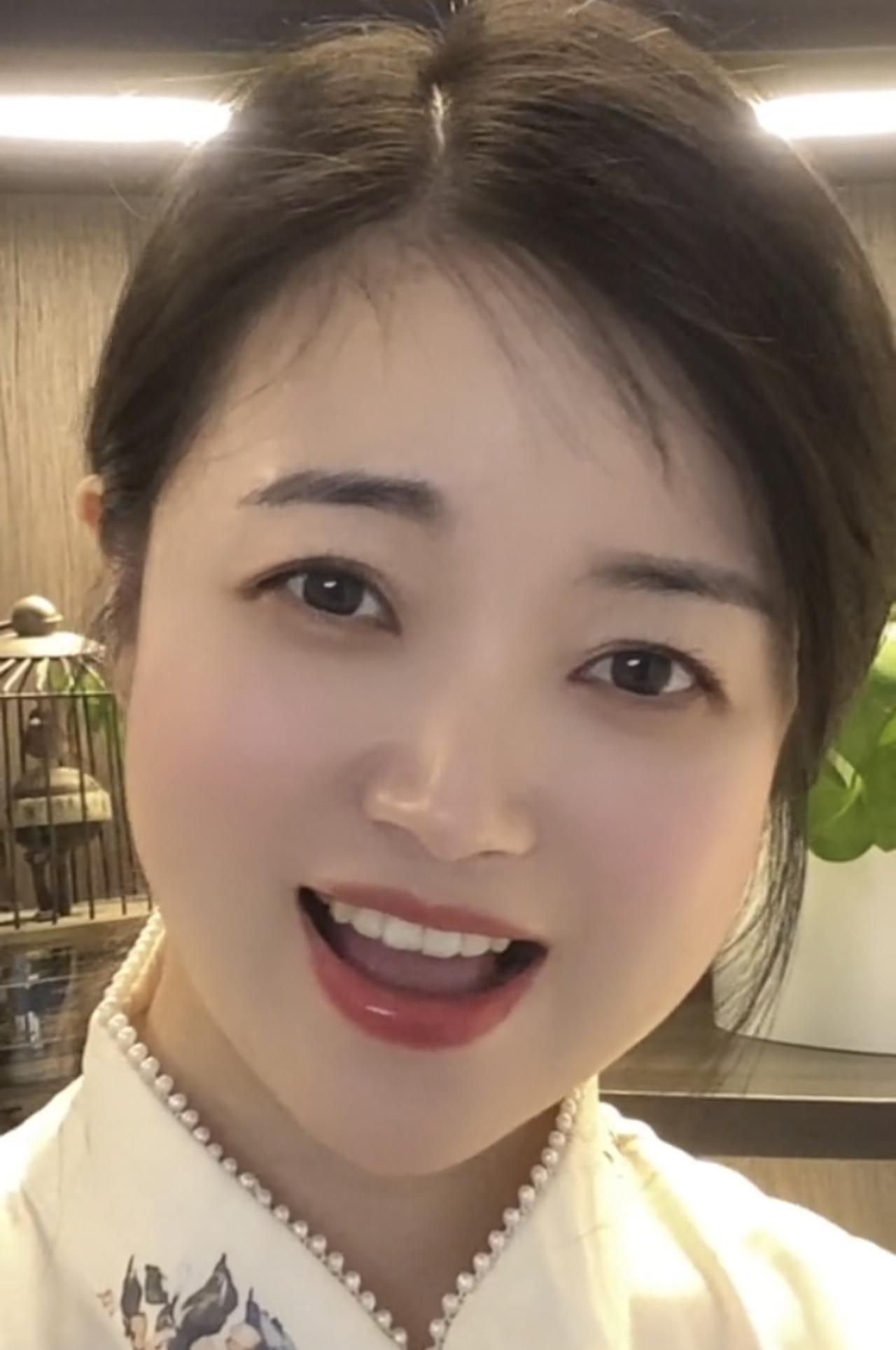 七律·甜妹子蛾眉杏眼韵悠悠，浅笑嫣然意未休。黛发轻梳添秀色，珠衣巧衬显温柔。