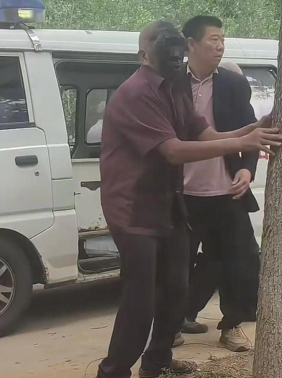 河南一百岁老人过大寿，专门请了戏班子，还放了不少烟花。而一位靠捡废品为生的7旬老