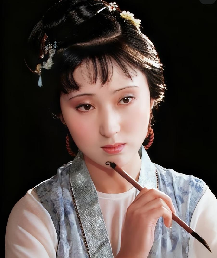 宝钗丰腴、黛玉纤细，只有秦可卿增一分则肥，瘦一分太柴，从身材上来说，秦可卿就胜了
