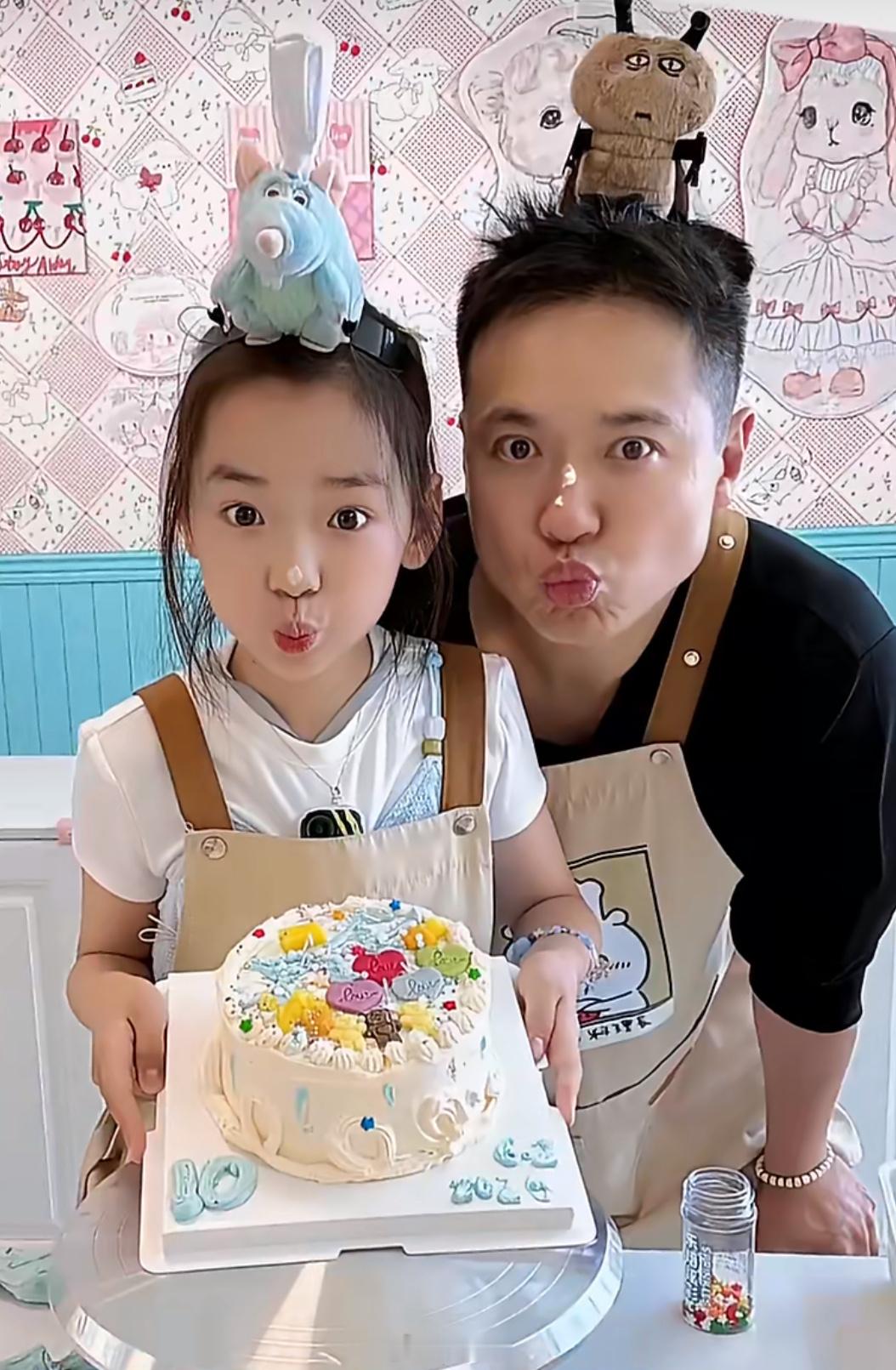 董璇与前夫一起陪女儿做蛋糕董璇与前夫为小酒窝庆生董璇与前夫同框画面温馨又幸福