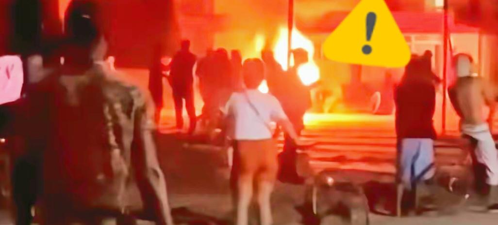 炸锅！古巴彻底乱了。古巴中部城市莫隆发生严重抗议事件，抗议者冲入执政党办公室纵