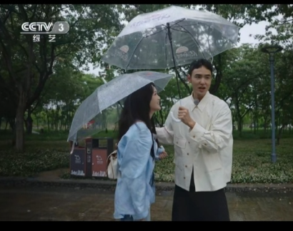 瞅瞅人家男主是怎么打伞的，就很好啊​​​