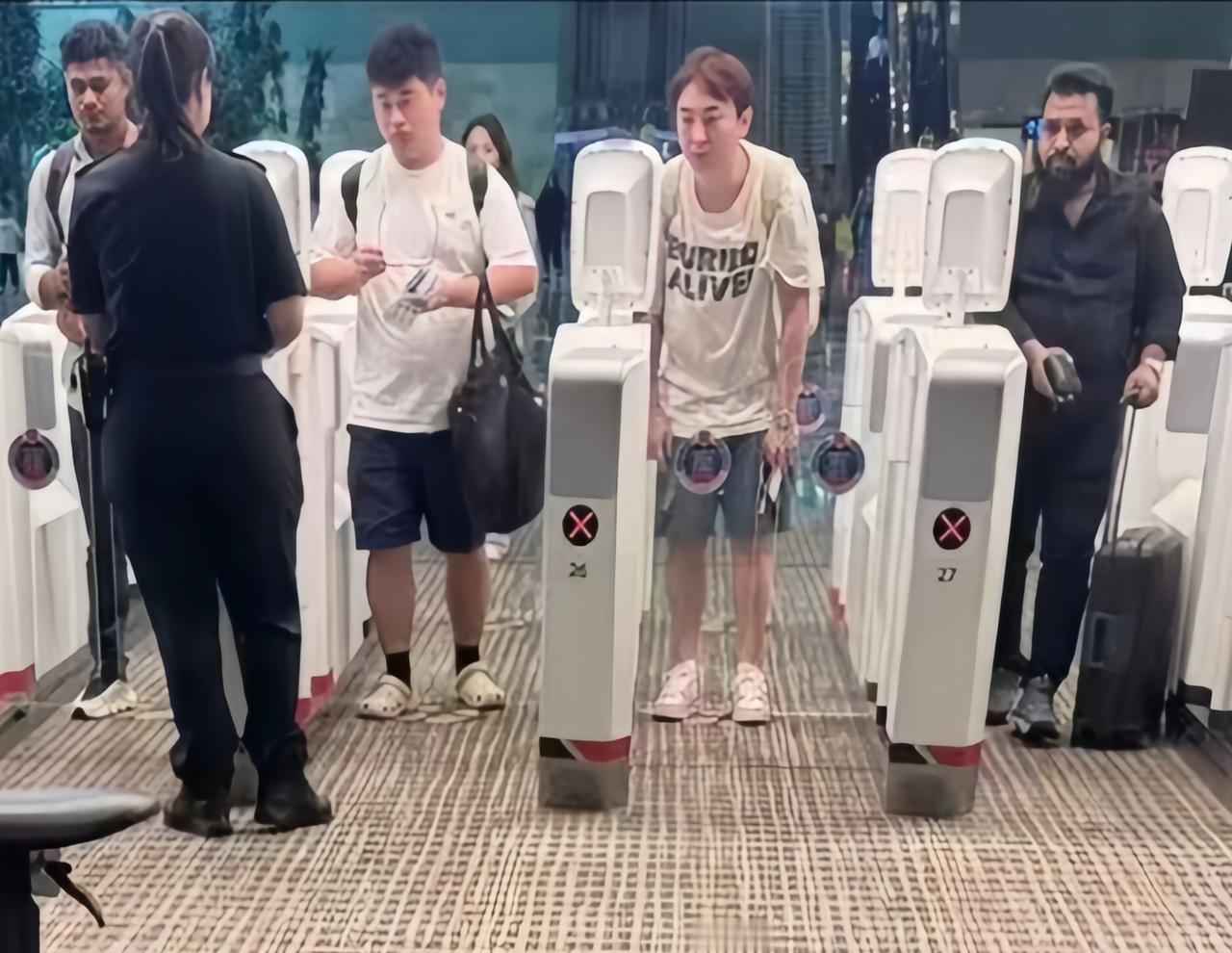 37岁王思聪现身新加坡机场，这次他的身边没有带女伴，一个人看起来有点狼狈，背着双