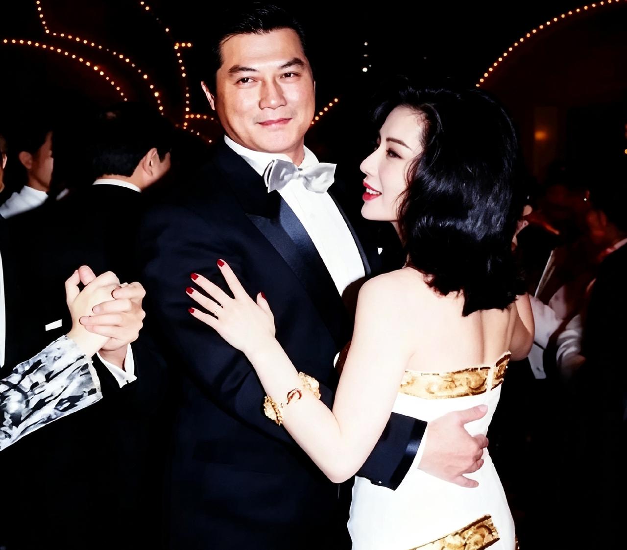 这张老照片，是邓光荣和妻子严珍纳在香港晚宴舞会跳舞。他一手创办影之杰，投拍《阿飞