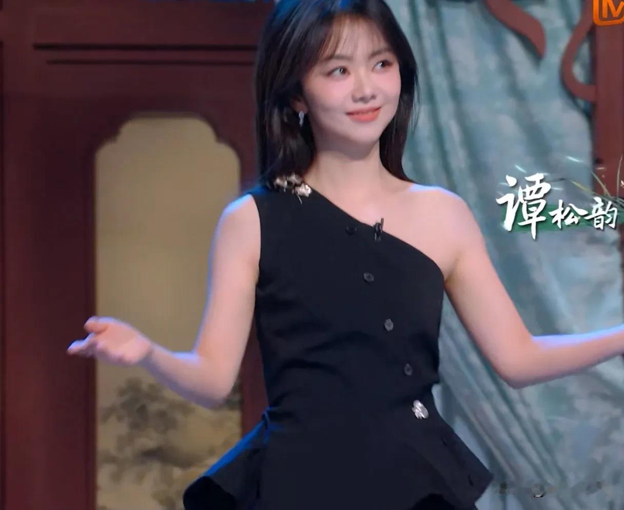 当年谭松韵试镜《甄嬛传》淳贵人，只录了一段吃点心视频发给被郑晓龙，就被相中。16