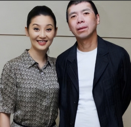 当年，冯小刚爱上了漂亮的徐帆，回家向妻子张娣提出离婚:“我爱上了别人，我们离婚吧