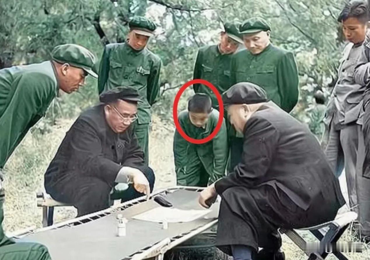 这个小男孩是谁？竟站在朱德，彭德怀两位元帅身旁看下棋！这张照片拍摄于1953年