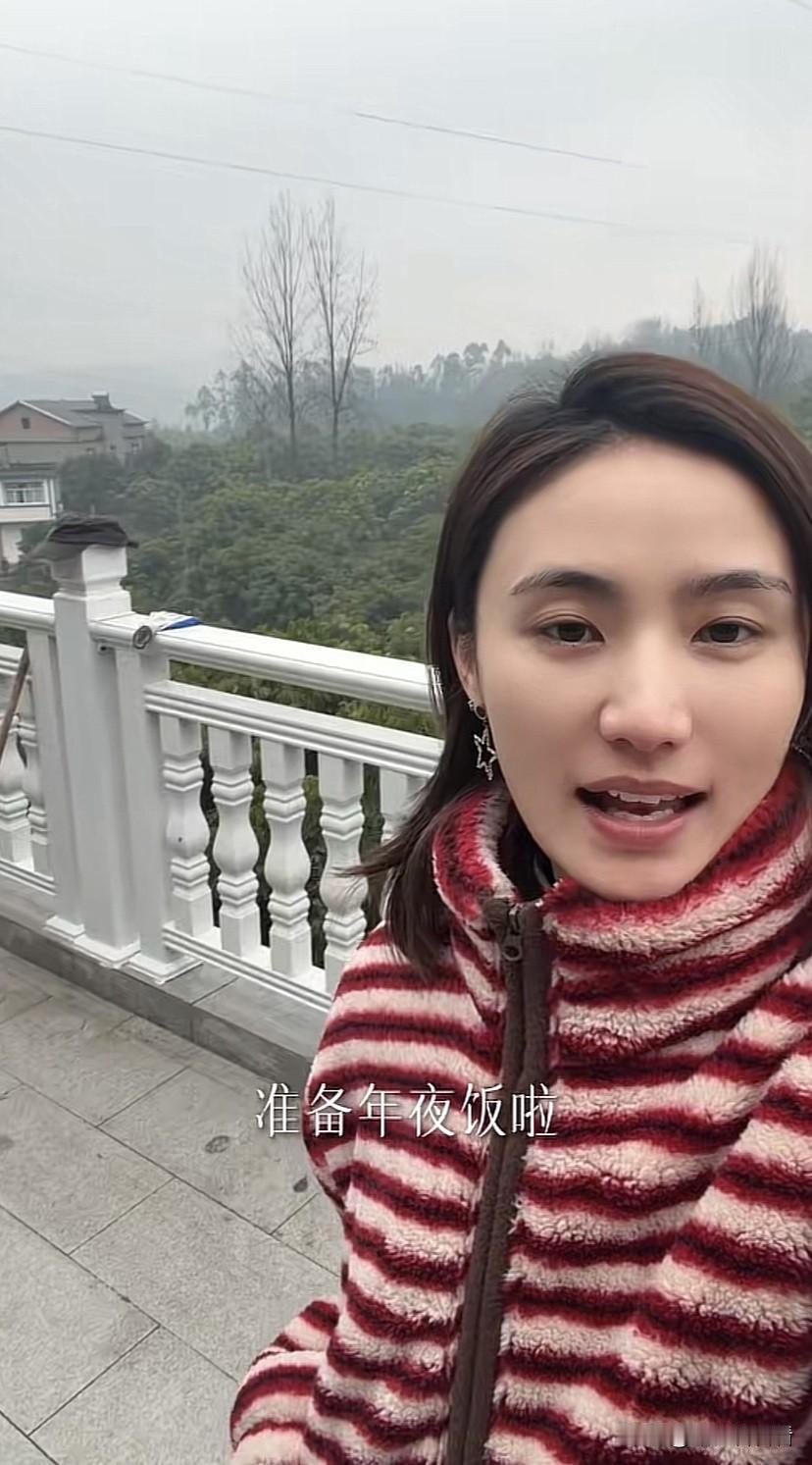 海哈金喜回村过年，亲自准备年夜饭，跟女儿一起吃农村大席，女儿夏夏吃的很香。海哈金