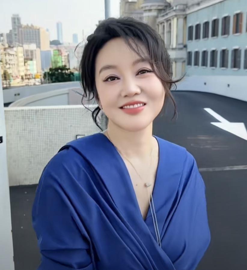 主持人问她，获奖最想抱谁。她慢悠悠回：胡歌和杨紫离我最近，一边一个，已经说好了。