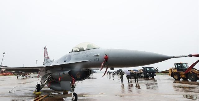 蒸汽弹射本身就是一个大型锅炉！因此可以说是现存最大最复杂的一套机械设备。皮实耐用