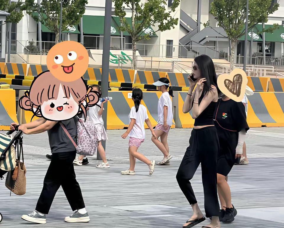何穗阿那亚带娃，简单一身黑，辣妈身材依然斯哈斯哈​​​