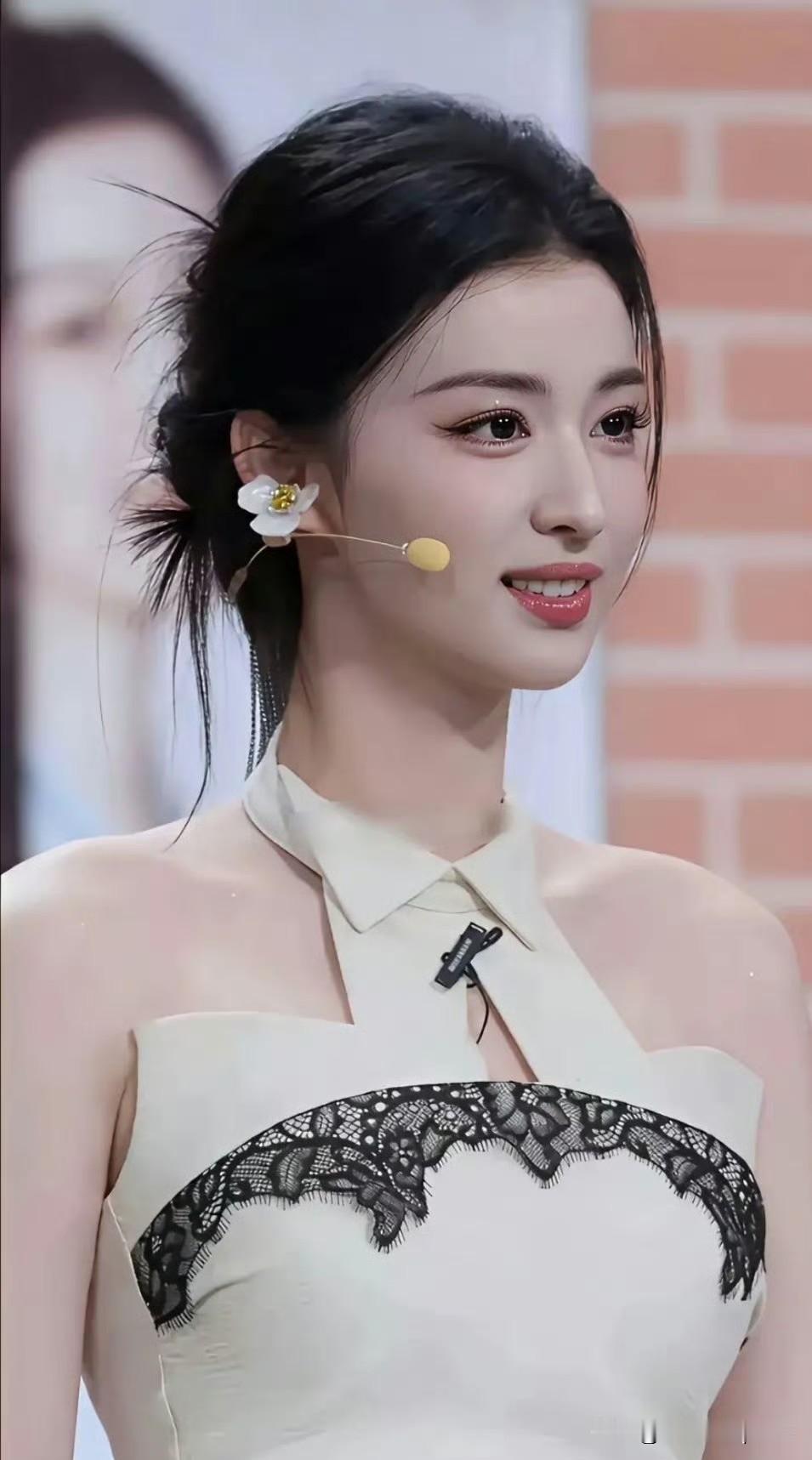 王楚然这底子是真的不错，很大气！素颜跟化妆除了肤色，其实差别不大！95花里她