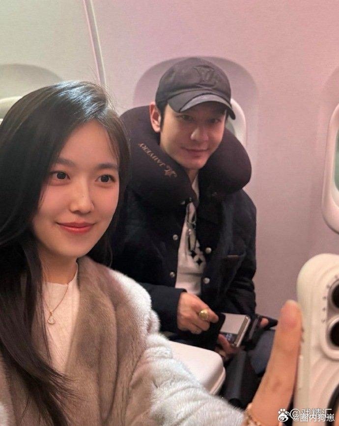 50岁黄晓明在飞机上被偶遇，商务舱出行尽显低调奢华，真人状态超显年轻，皮肤好到让