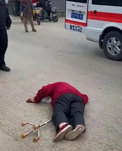 杭州62岁阿姨摔倒躺在路边25分钟，路人不敢上前搀扶，救护车接进急诊，她一口咬定