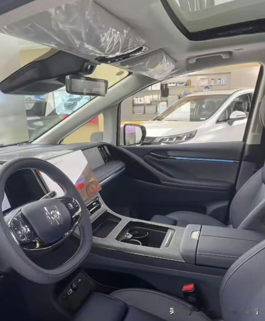 选择传祺M8，是因为它满足了我对一款车多功能的期待。八年前，传祺推出M8，经过不