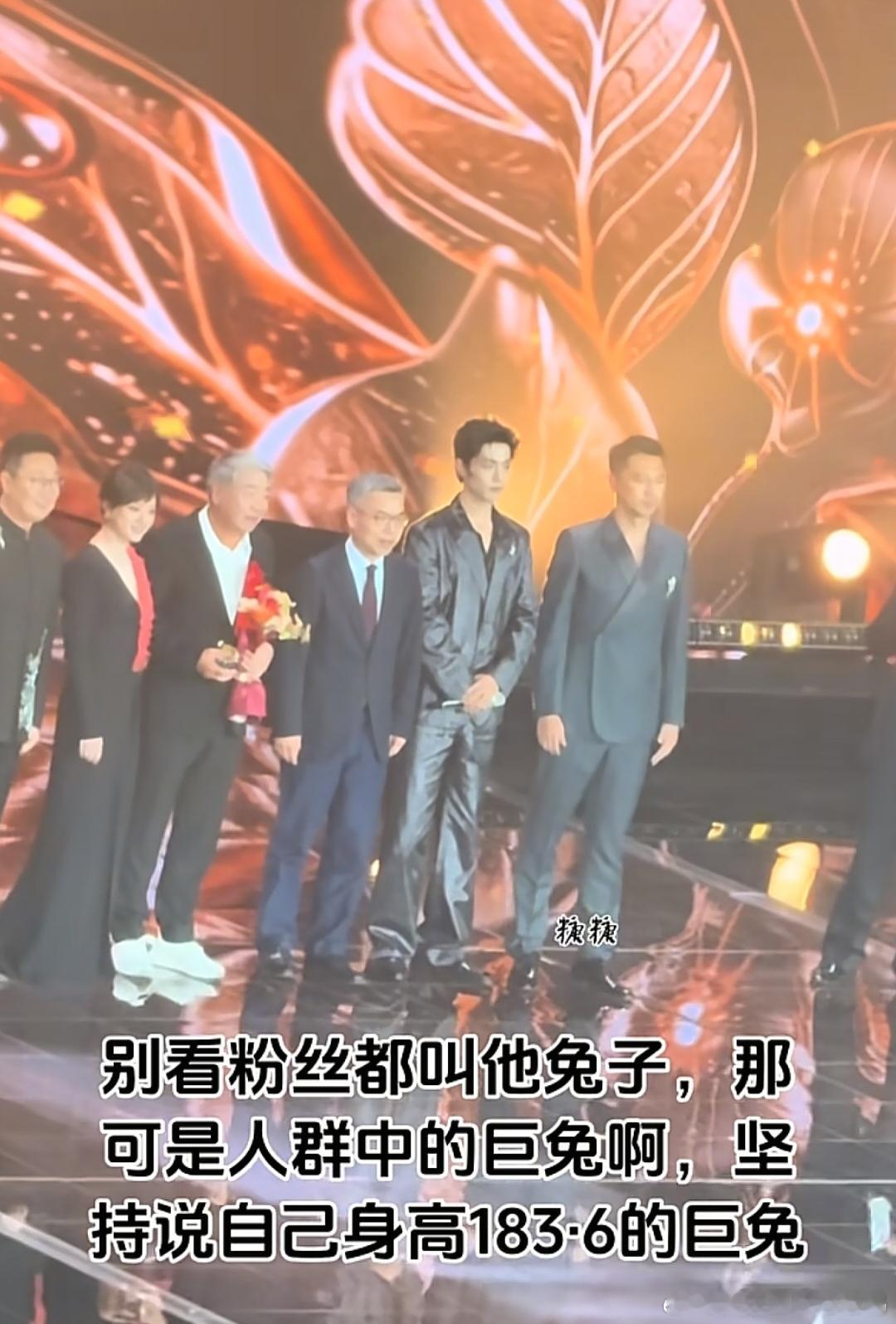 已知旁边的“西北锤王”身高185，所以战战你说你到底多高呢？[滑稽笑]其实之前工作