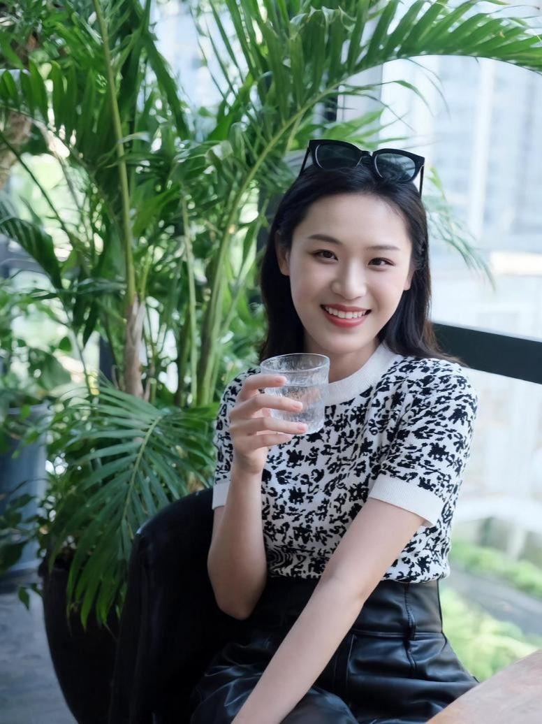 阳光洒在咖啡杯上，斑驳的光影像是大自然的画笔。手里的这杯咖啡，香气四溢，仿佛在说