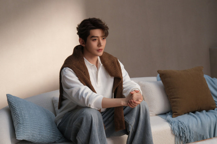 邓为静享此时邓为盘扣V领针织衫温柔感邓为盘扣V领针织衫温柔感，谁懂这个家夫感