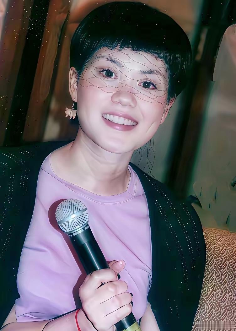 王菲生完童童后第一次出现在媒体面前，出席和百代公司的签约仪式。
