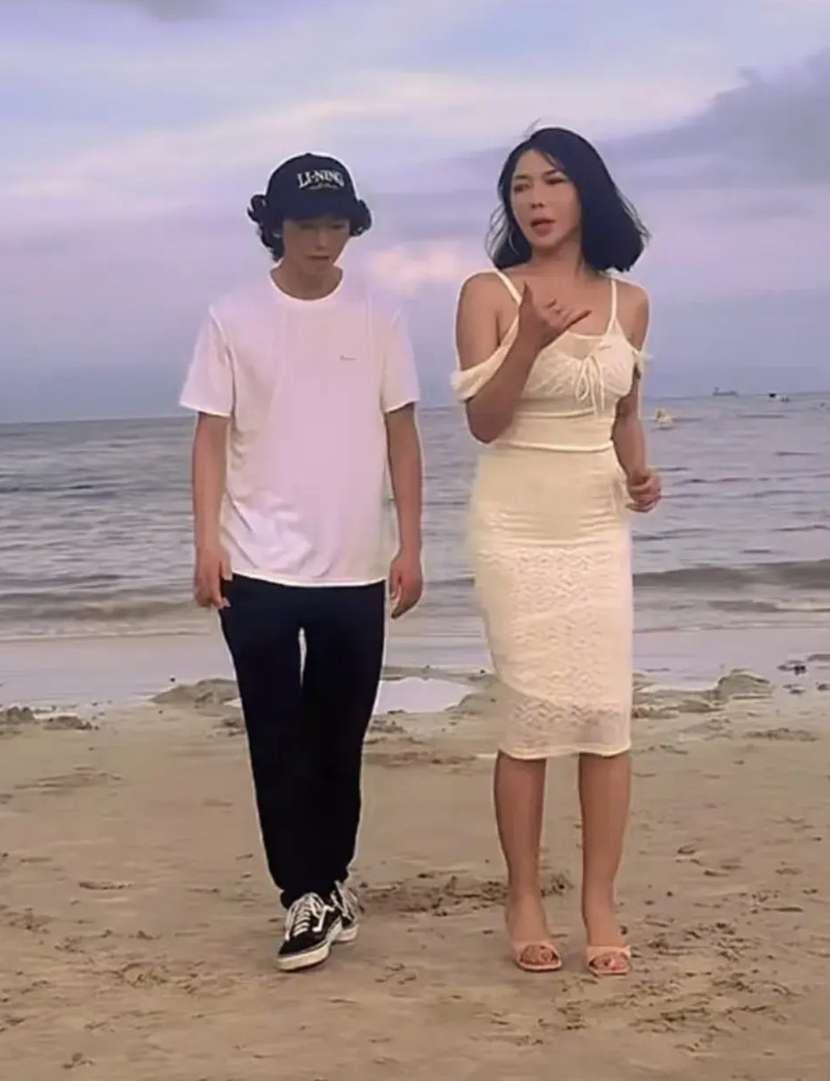 庞麦郎深圳演唱会结束后，他带龚玥菲来到了海滩上一起跳起了《我的滑板鞋》。正如龚玥