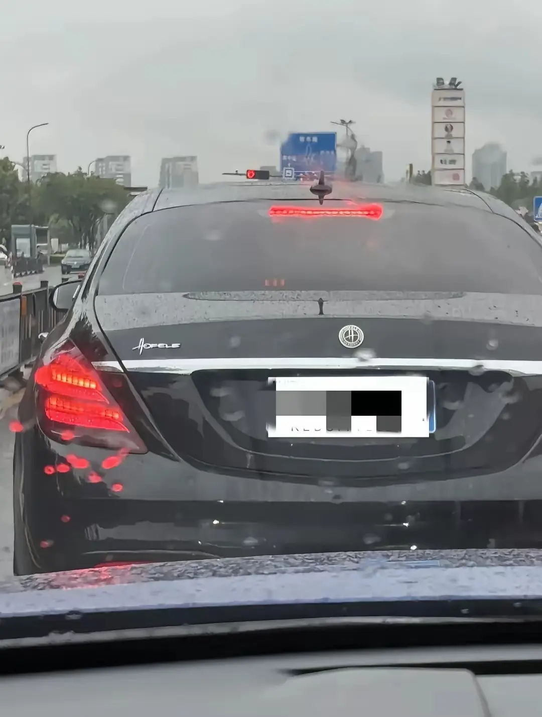 谁知道这是什么车？看着像奔驰，为啥挂着这种车标？