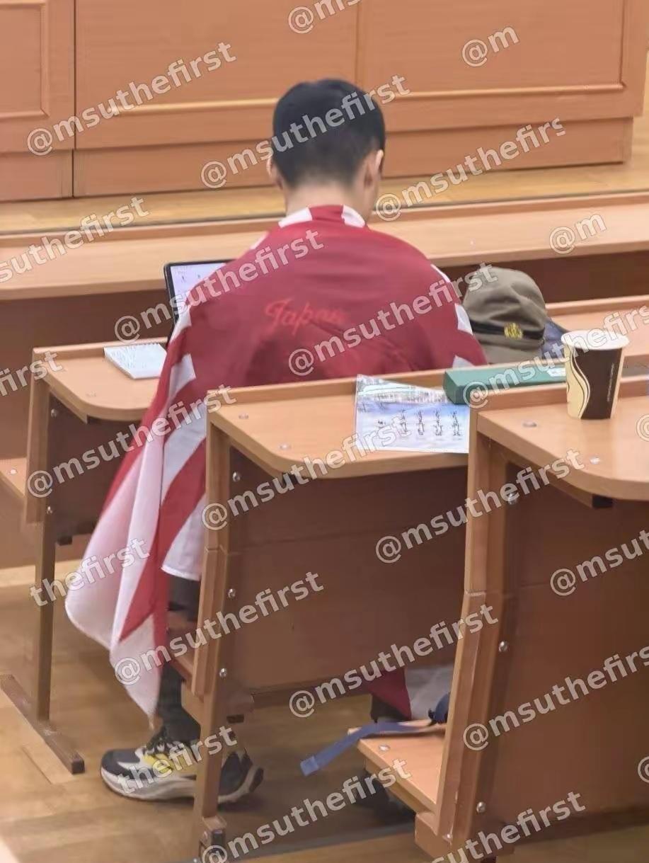 莫斯科大学课堂惊现一名中国籍留学生身披军国旗！这名陈姓本科历史系三年级生竟然在