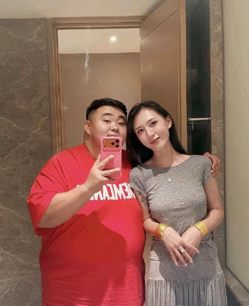 这大概就是「最萌体重差」的爱情吧！他把她宠成了小公主，连金镯子都给她戴满，她