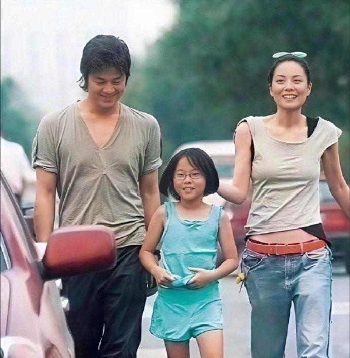 当年的王菲和李亚鹏在一起时真的开心！他们中间的小女孩应该是窦靖童，俩人结婚的时
