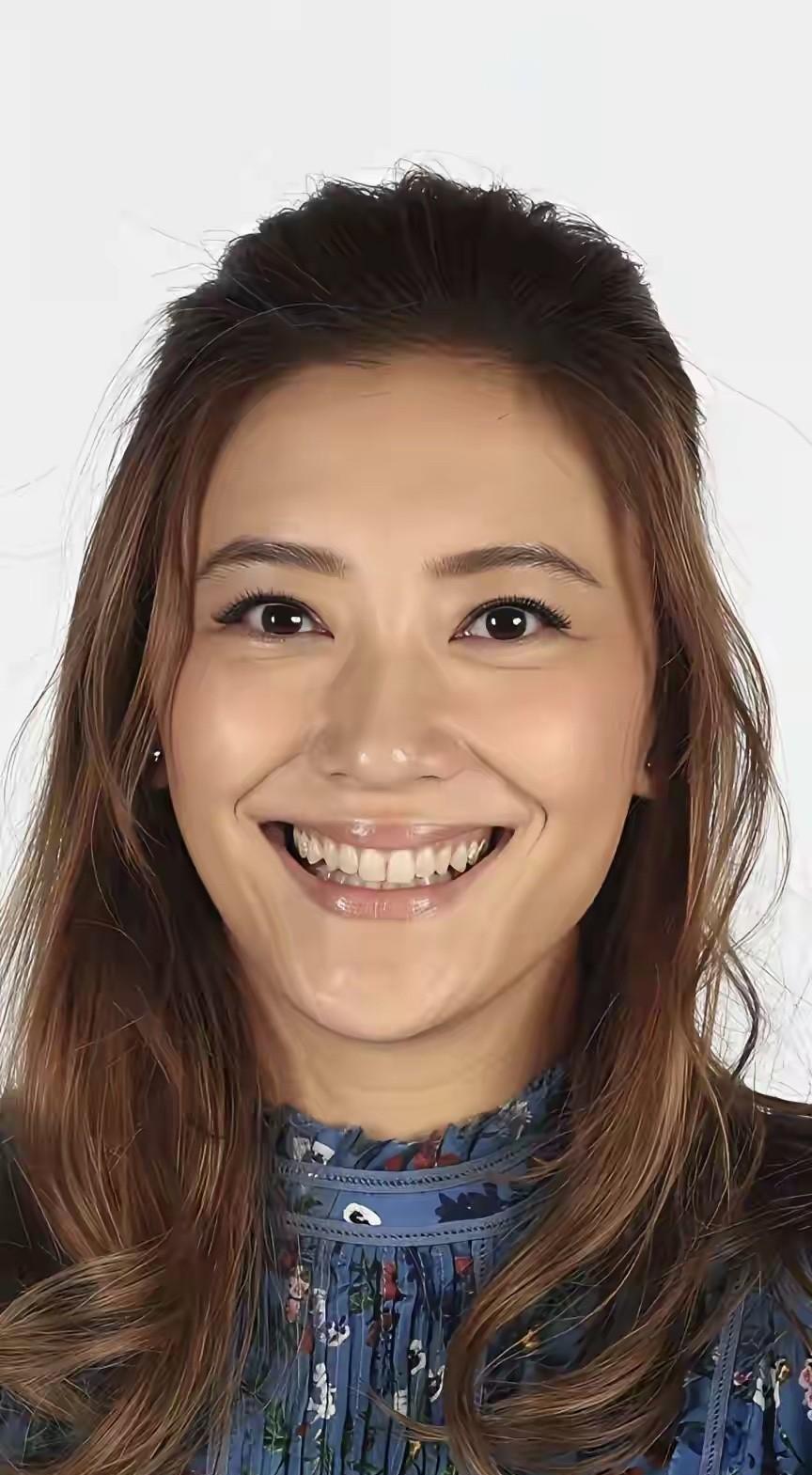 应采儿真大方，不美颜也不滤镜，真实地展现自己的颜值，皮肤没有想象中的白，但是气质