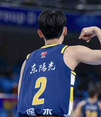 徐杰18分8助攻，广东大胜江苏。CBA俱乐部杯淘汰赛，广东和江苏的比赛，徐杰是得