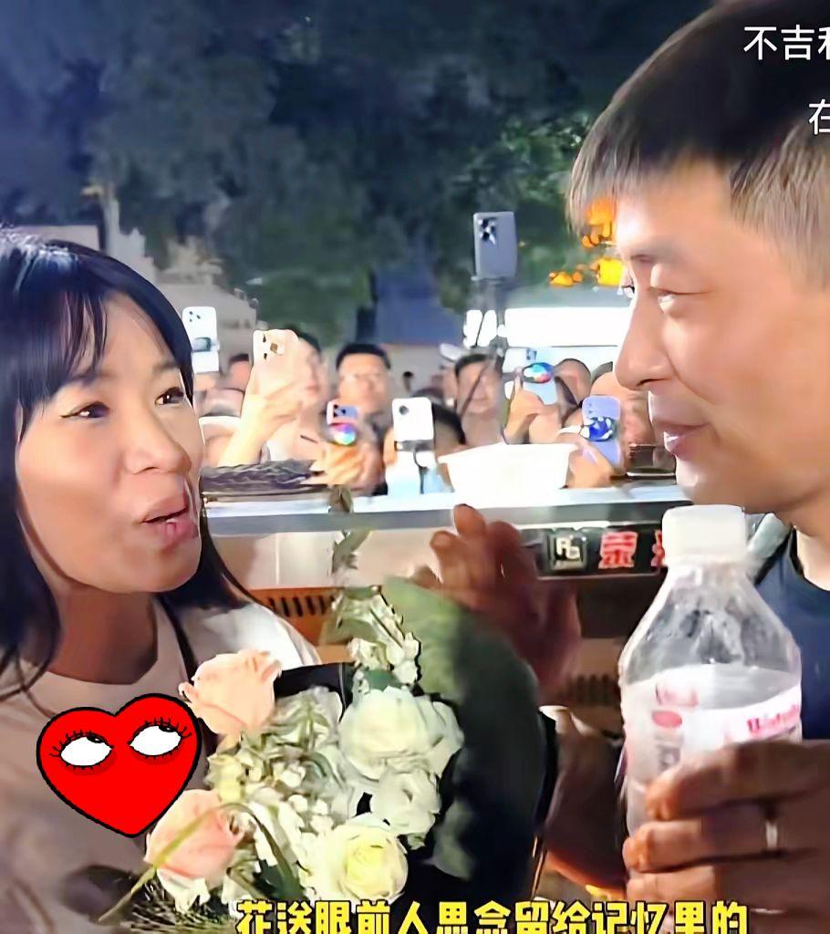 陈师傅头脑是冷静和理智的！面对两位美女送上的鲜花，陈师傅婉言拒绝，陈师傅知道，