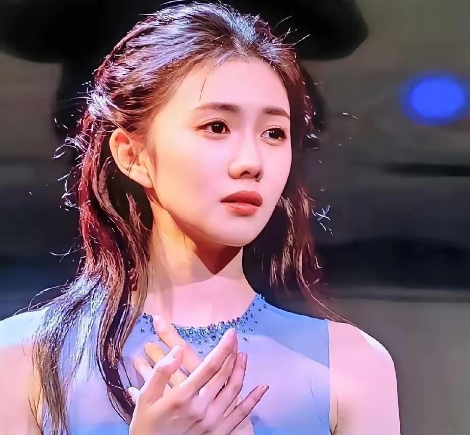 今年春晚最让我惊艳的就是刘浩存了！这姑娘真的好美呀，一出场就抓住了眼球。