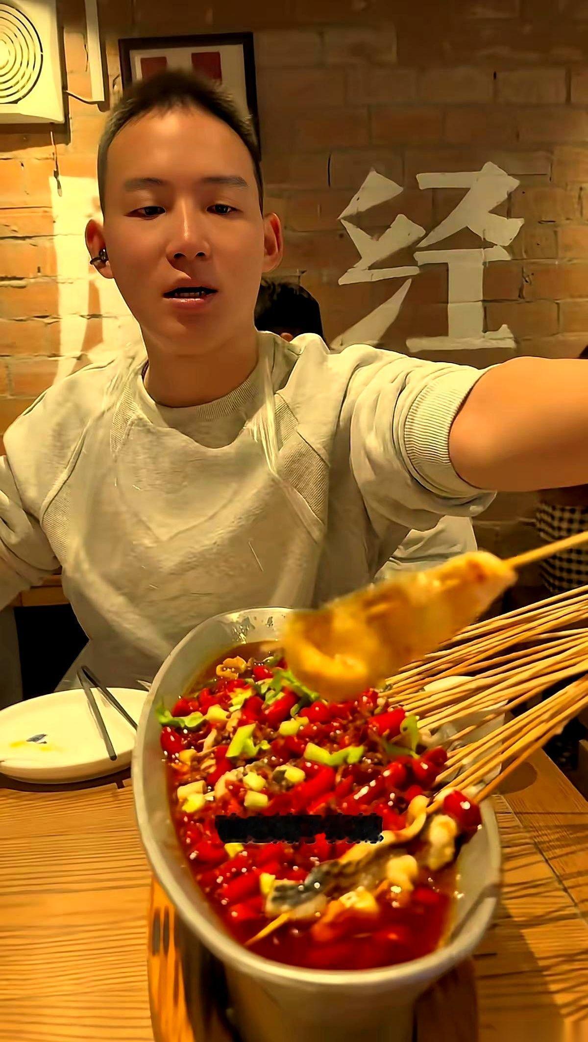 原来那几块钱的盒饭，就是为了今天这顿海鲜大餐做铺垫的啊。我算是看明白了。当初