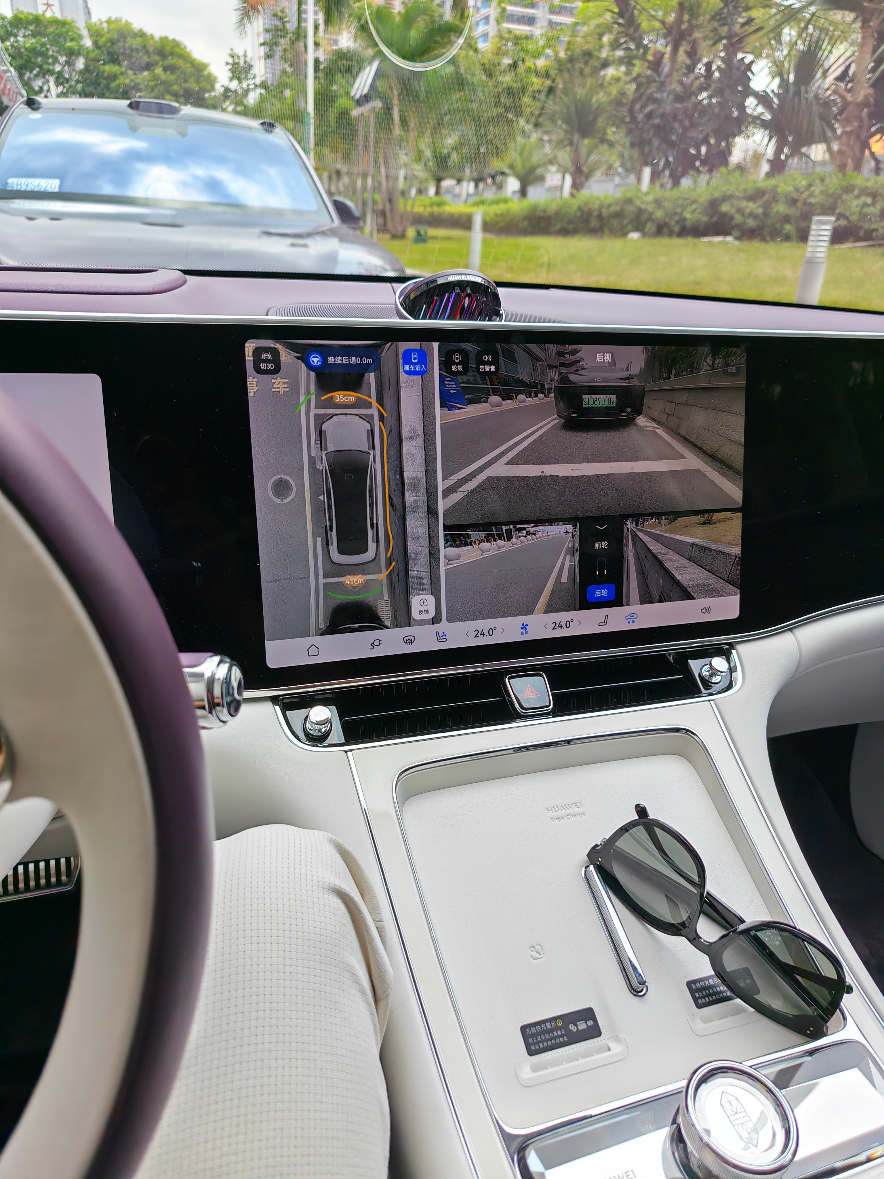 都不用多刁钻的车位，我感觉就正常的侧方停车，90%的司机都不会有小艺自己停的好