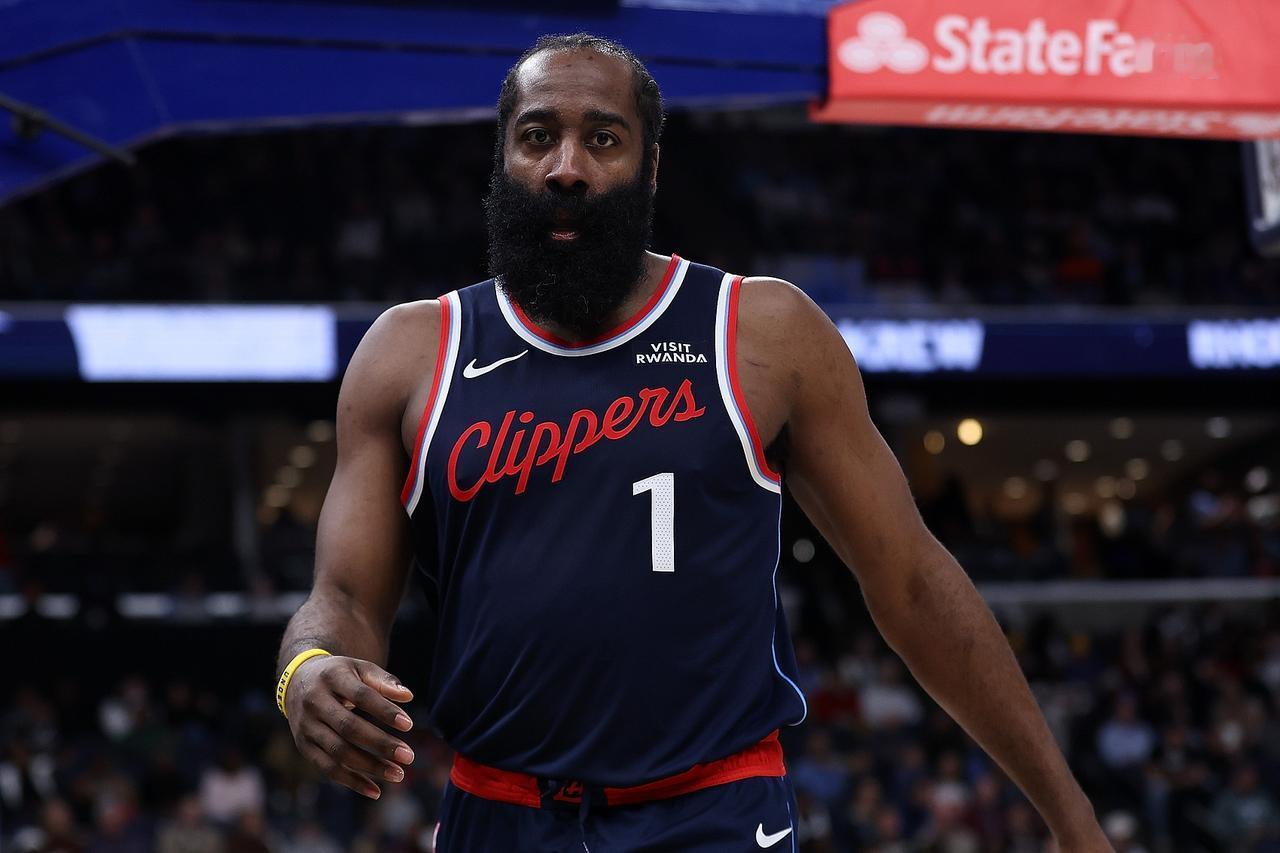 遇事不决上哈登！快船对阵火箭的比赛，第四节刚过1分20秒，哈登又上场了！