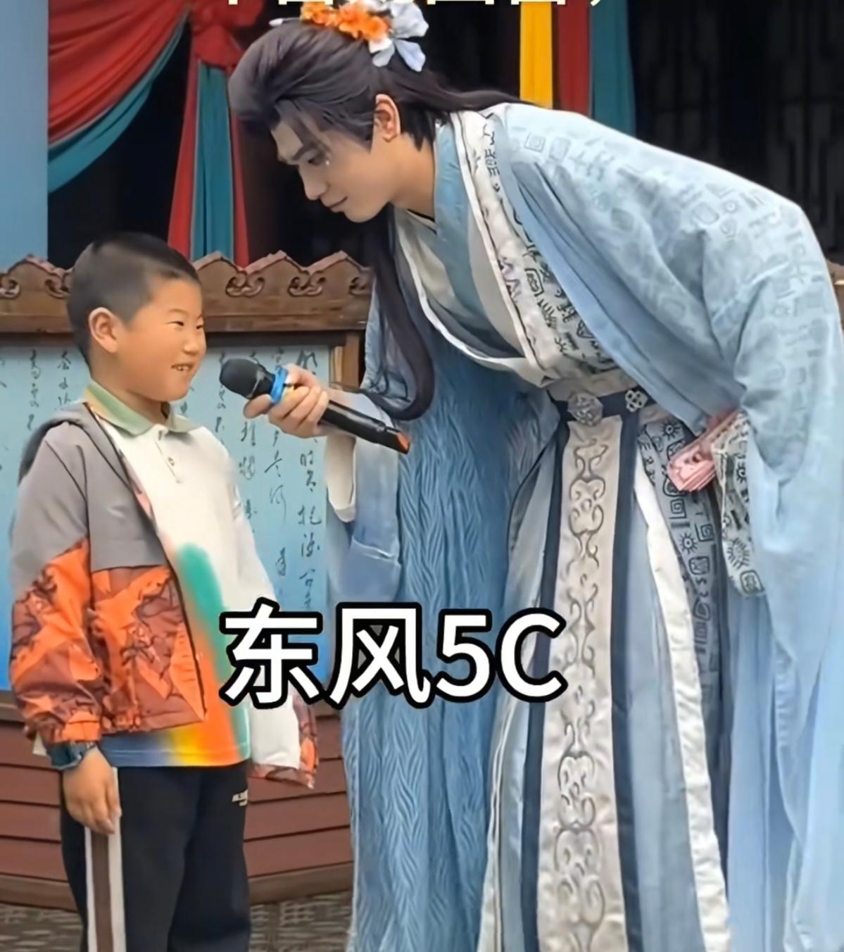 最近浙江景区的一幕直接让全网燃爆！演员提问历史兵器哪家强，小孩哥一句"东风5C，