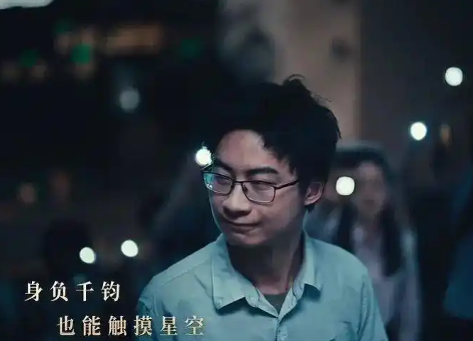 庞众望这次真的不一样。有人在清华新生报告会上发现，他五分多钟的演讲全程没有看